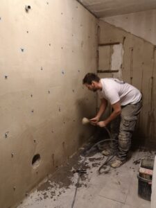 Eine Mauerinjektion, auch als Horizontalsperre oder Vertikalsperre bezeichnet, ist ein Verfahren zur Mauerentfeuchtung