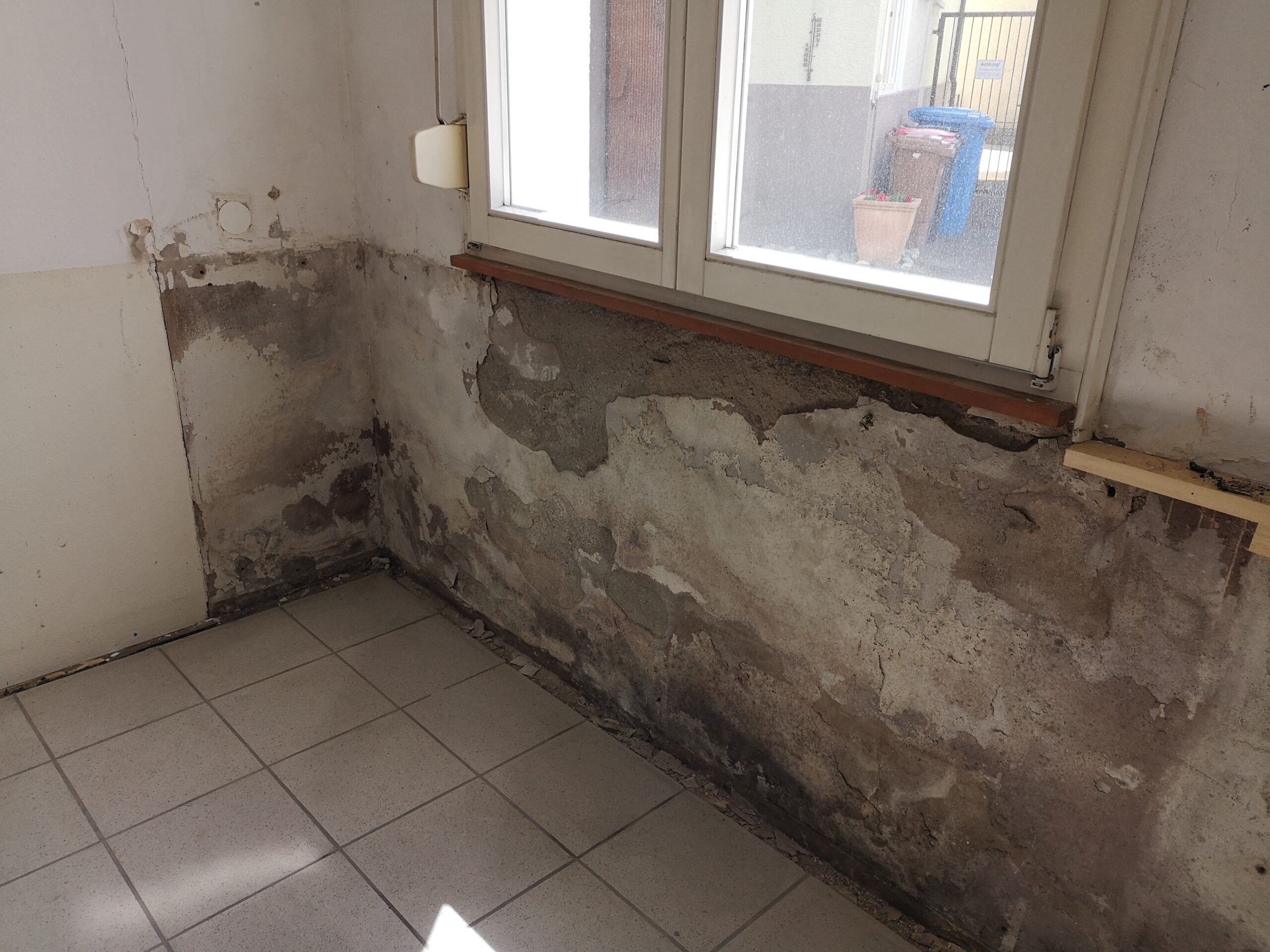 Die Mauerentfeuchtung Trocknungszeit ist ein entscheidender Faktor bei der Sanierung von feuchten Wänden