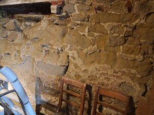 Jedes Mauerwerk verhält sich anders. Ziegelmauern trocknen in der Regel schneller als Bruchsteinmauern