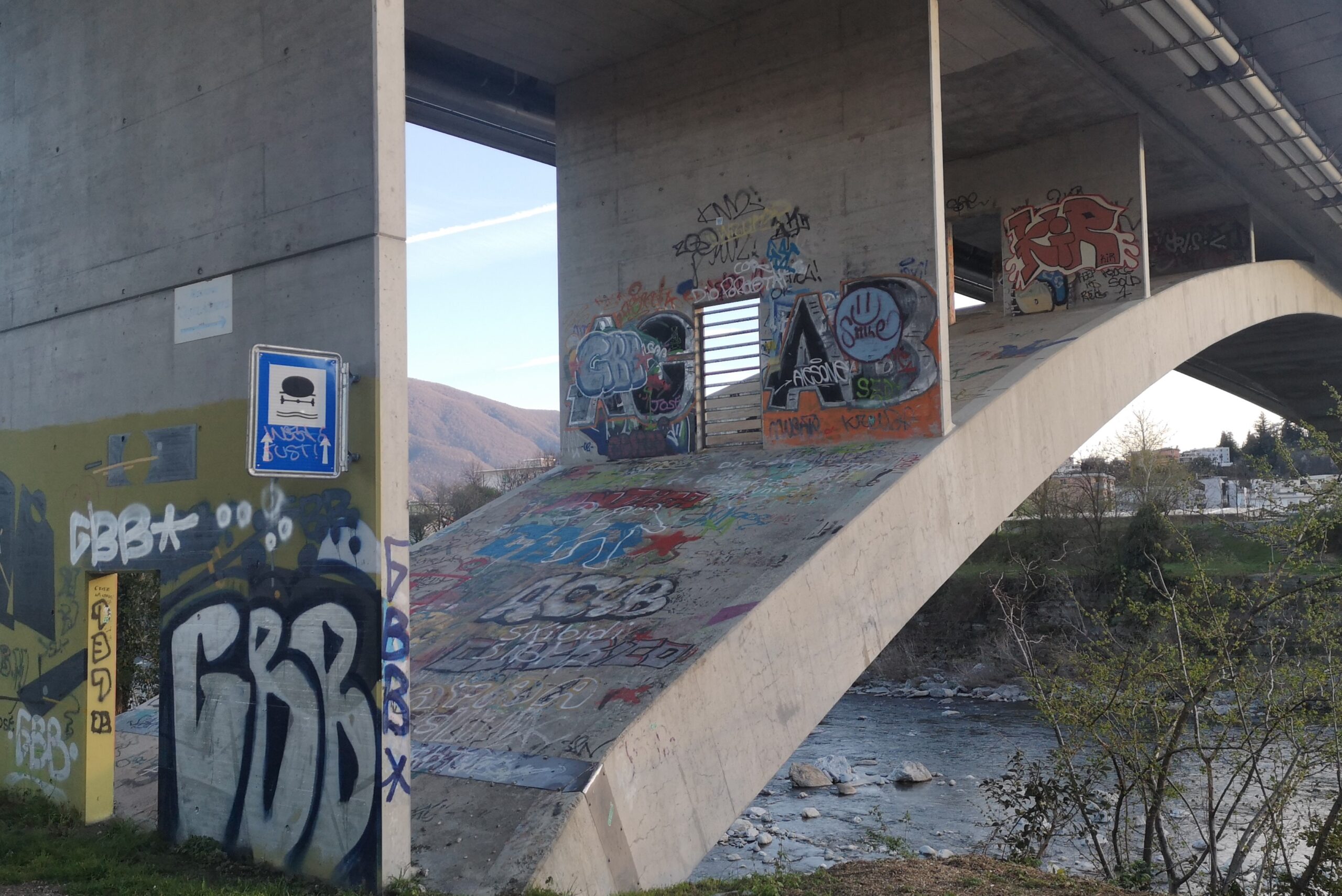 Beton Imprägnierung schützt vor Feuchtigkeit Graffiti und Moosbildung