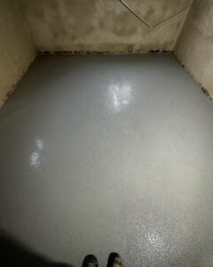 Betonbeschichtung im Keller 4 Boden Schlussbeschichtung