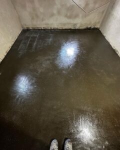 Betonbeschichtung im Keller 2 Boden Grundieren