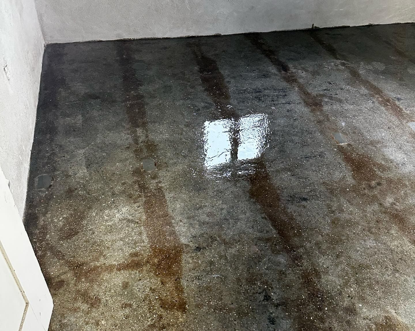 Beton beschichten Verfahren: 5 Methoden für dauerhaften Schutz