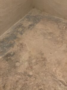 Beton ist ein robustes Material, aber nicht unverwundbar. Ohne Schutz kann er anfällig für Abrieb, chemische Angriffe, Öl, Fett, Feuchtigkeit und Frostschäden sein