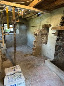 Die Herausforderung beim Umbau eines Kellers zum Wohnraum ist, die Feuchtigkeit denn Kellerwände sind erdberührt