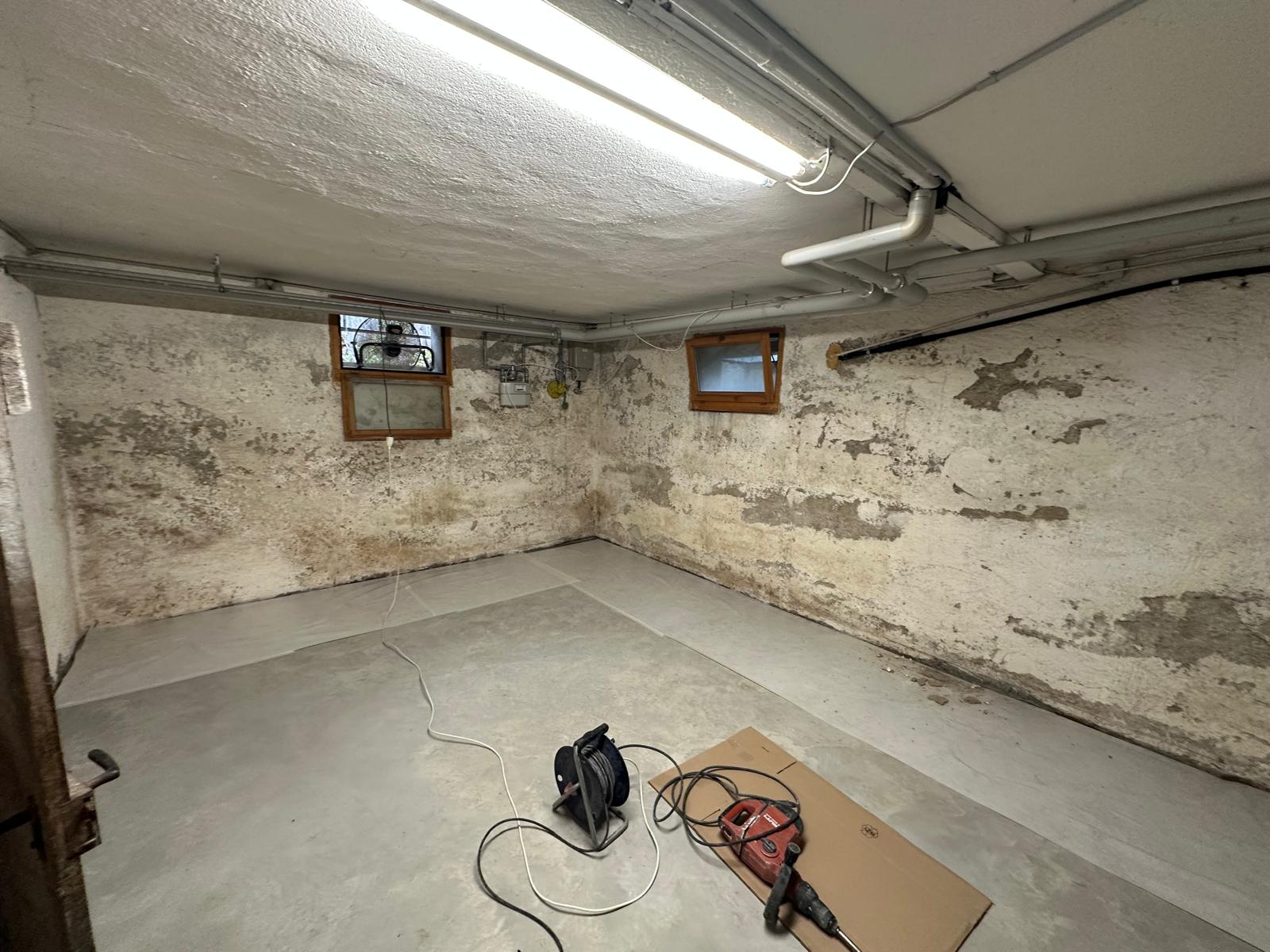 Die Mauerentfeuchtung Betonwand ist entscheidend, wenn du Feuchtigkeit in deinem Keller oder an anderen Betonbauteilen feststellst