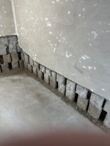 Die Art der Steine, des Mörtels, die Wandstärke und der Durchfeuchtungsgrad beeinflussen die Wahl der Injektionsmethode