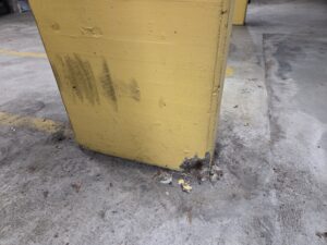 Tiefgarage ohne OS Beschichtungssysteme Beton, Chloride und Feuchtigkeit dringt in den Boden und zerstört diesen durch das Rosten der Stahlarmierung