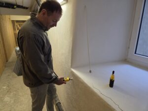 Feuchtigkeit bewegt sich im Gebäude oft über grosse Strecken. Der sichtbare Schaden liegt nicht immer dort, wo das Wasser eindringt