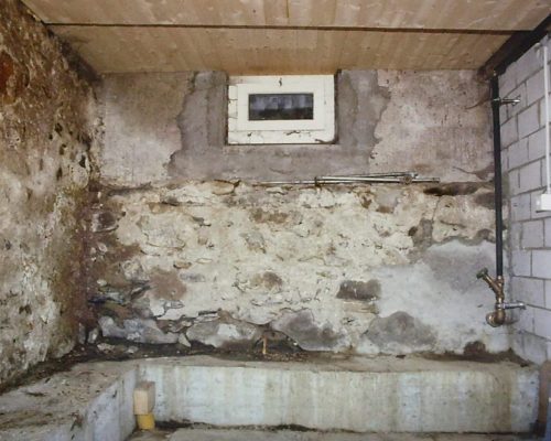 Feuchte Mauer im Keller vor der Sanierung